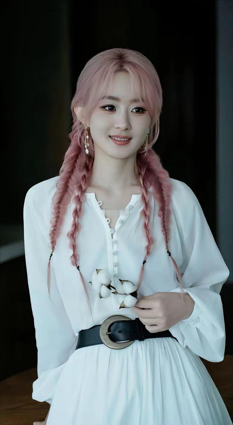 想走流量的，就不要执着于拿奖，因为没有人能两者兼得。周冬雨当年刚出道时，路人缘也