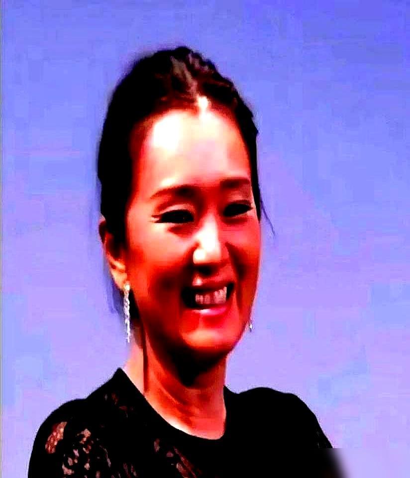 张艺谋真狠，陪他8年的巩俐连一张纸都求不来，扭头却让小31岁的陈婷悄悄生了仨。