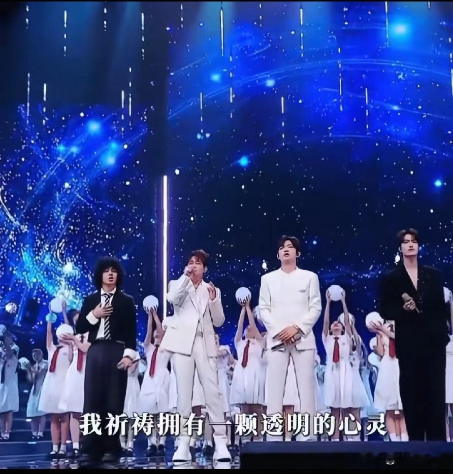 今晚湾区升明月晚会最惨的绝对是这一组歌手！为什么这么说呢？他们唱那首《夜空