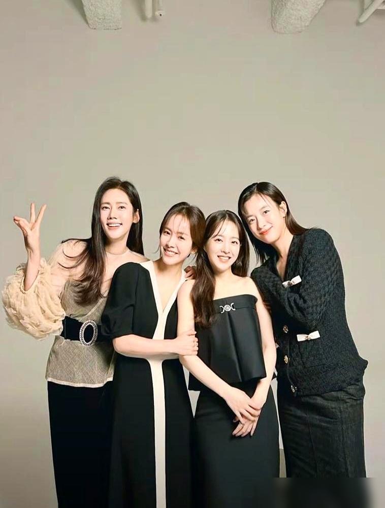 别的女明星连切个蛋糕都要算计谁站C位，秋瓷炫却把三位韩国顶流女演员的素颜照直接砸