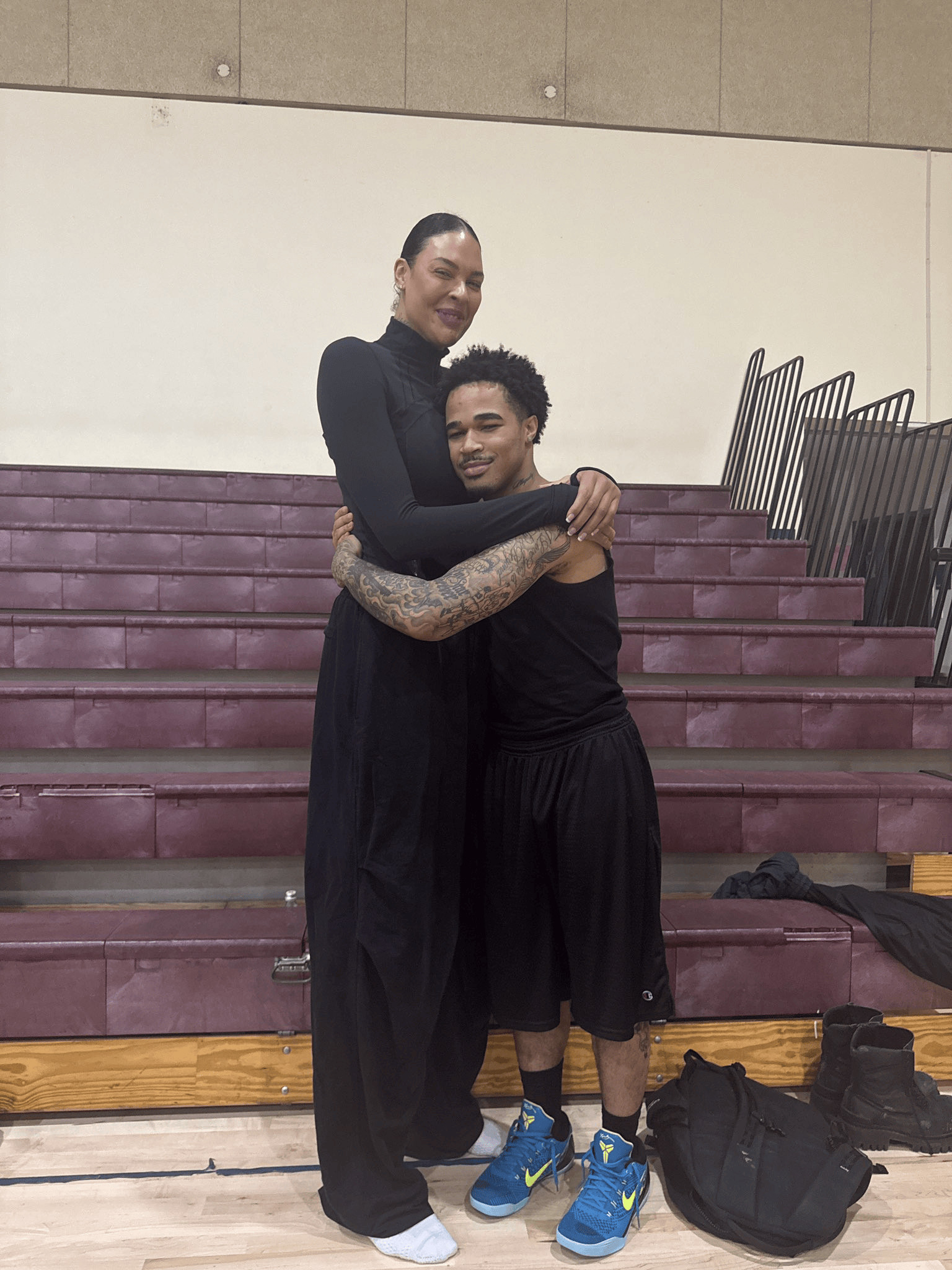 1米68的网红球手在一场直播中21-20战胜2米05的坎贝奇，两人合影留念。坎贝