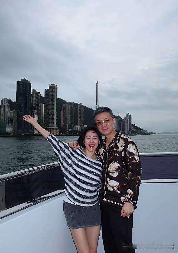风波再多也不撕破脸，小S才是真正的明白人，婚姻真假也无所谓，守住家产才是真智慧。