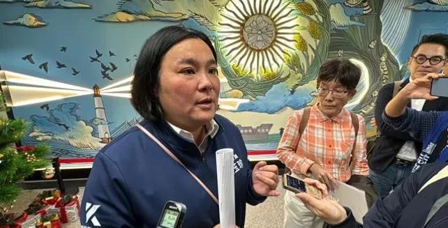 赖清德民进党所谓“立委”王定宇今天表示，搭乘小艇者为何每次都是凑巧登陆在适合两栖