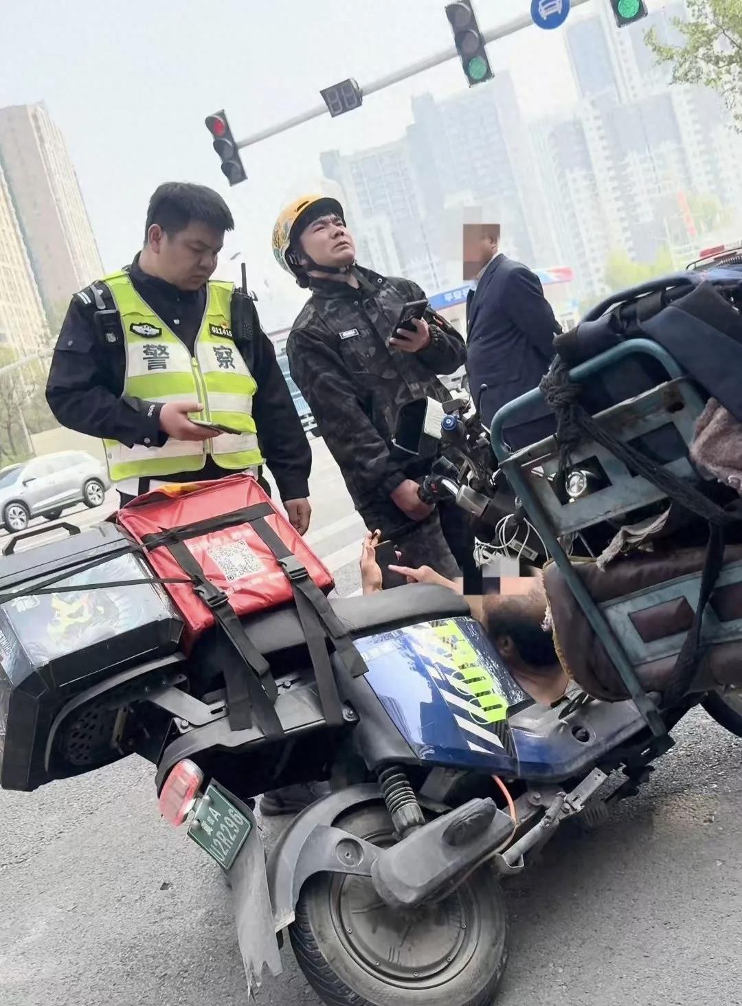 “这才是正能量”！石家庄，一位给患病女友拼命挣钱的骑手，正赶着送餐，谁知，竟不小