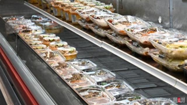 杭州一五星级酒店推“剩菜盲盒”: 40元1份, 大闸蟹、生蚝、牛肉、甜品