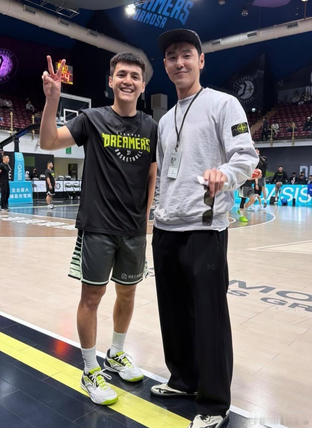 42岁阮经天和朋友在台北看篮球比赛，他穿着一身休闲服，身材又高又瘦，外形好帅气！