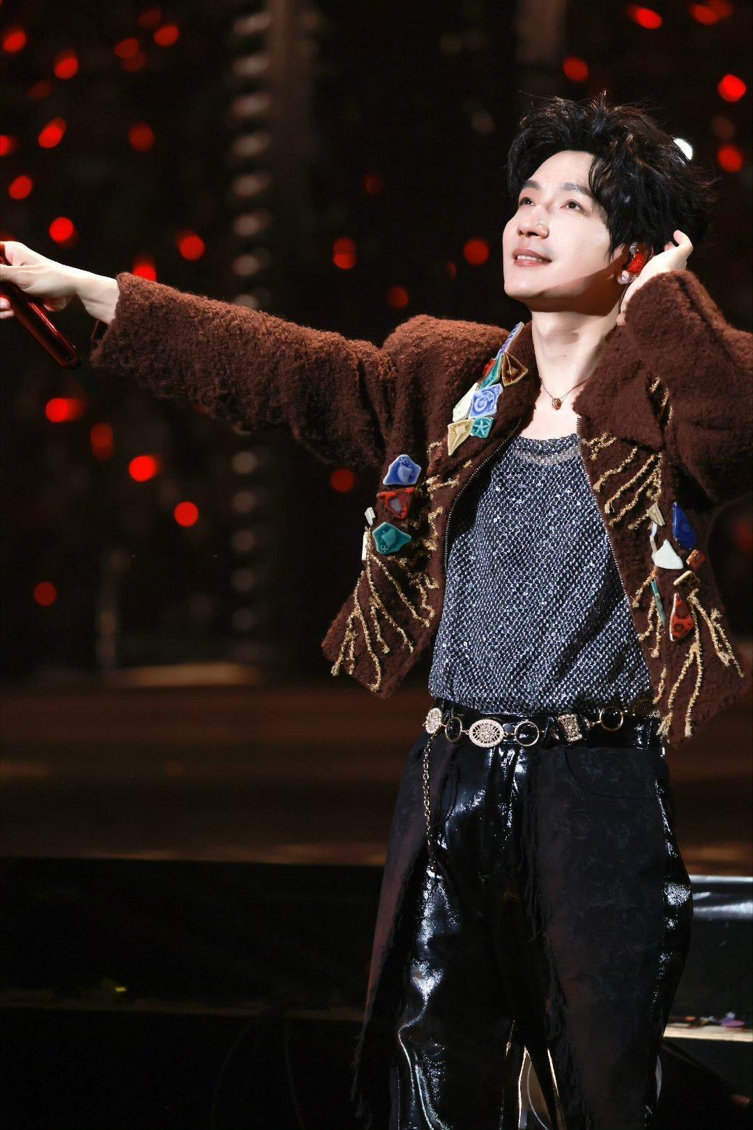 陈楚生演唱会伟大无需多言！陈楚生开场全程高能，实景舞台+电影级叙事拉满诚意，把