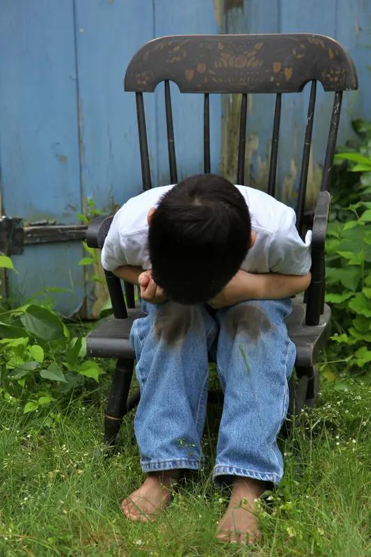夫妻离婚之后，为了孩子是否还需要住在一起呢？我有一个表妹，今年32岁，带着一个