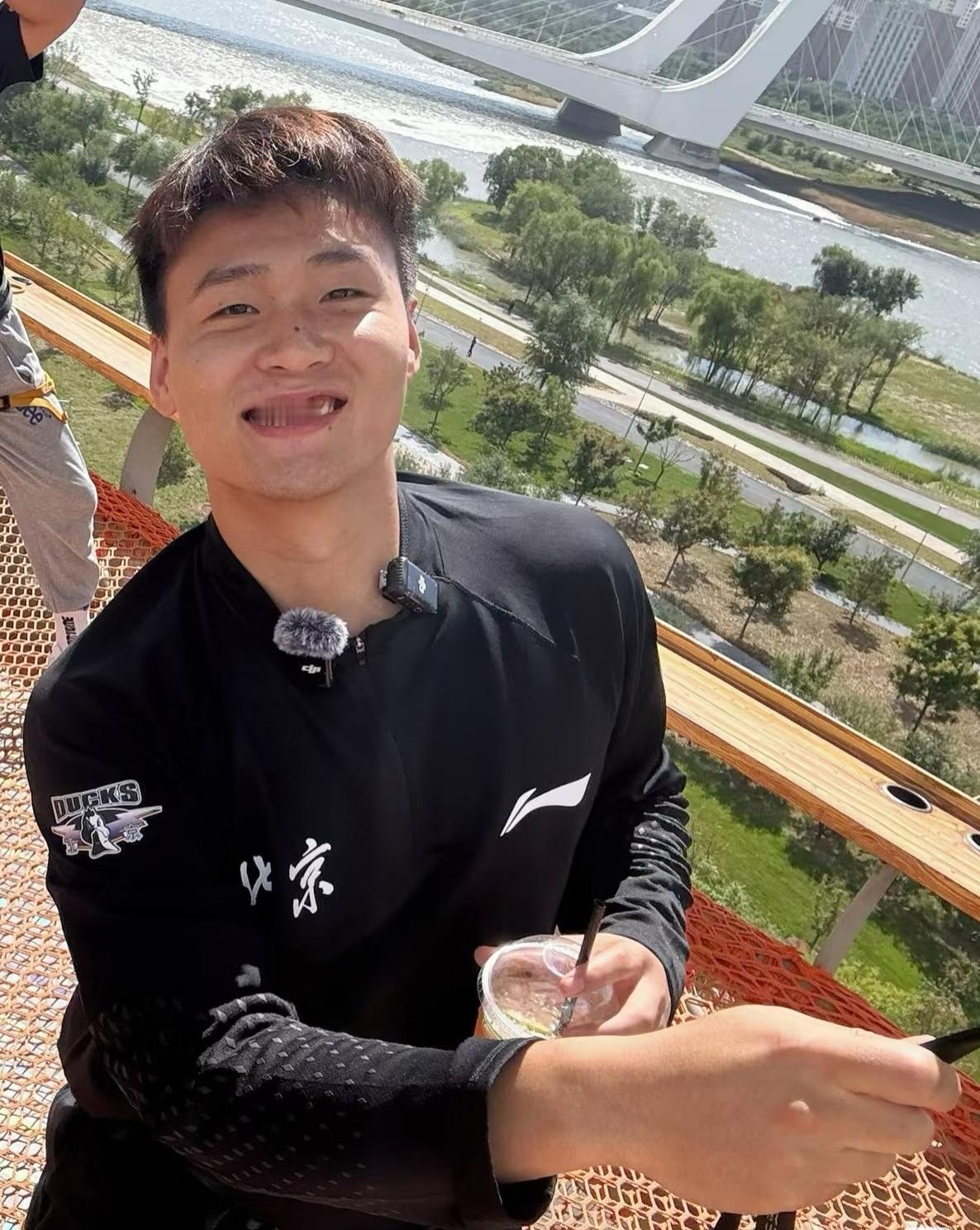 终于明白新疆球迷这样气赵睿的操作了！赵睿来到北京队后就积极参加各种活动，一直