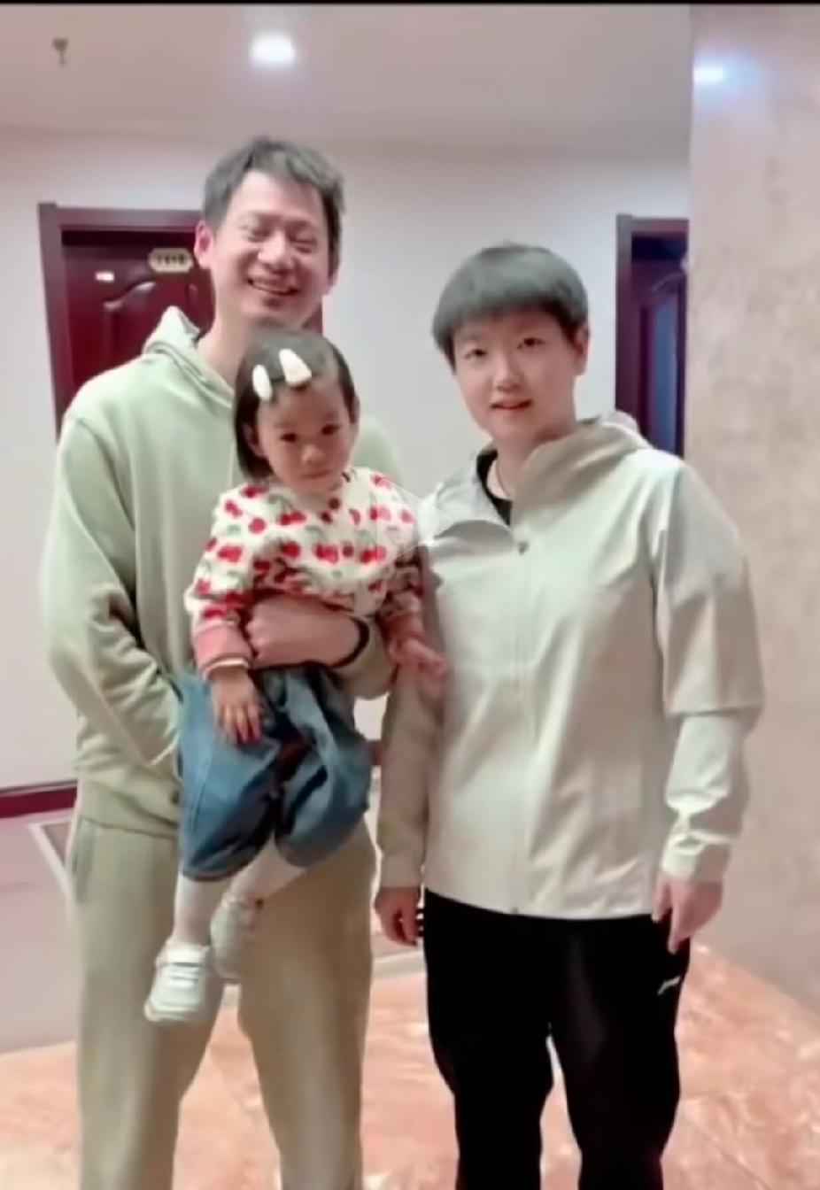 国乒名场面！孙颖莎和小十一的同框也太暖了🥹刷到这张合照直接被戳中！周雨