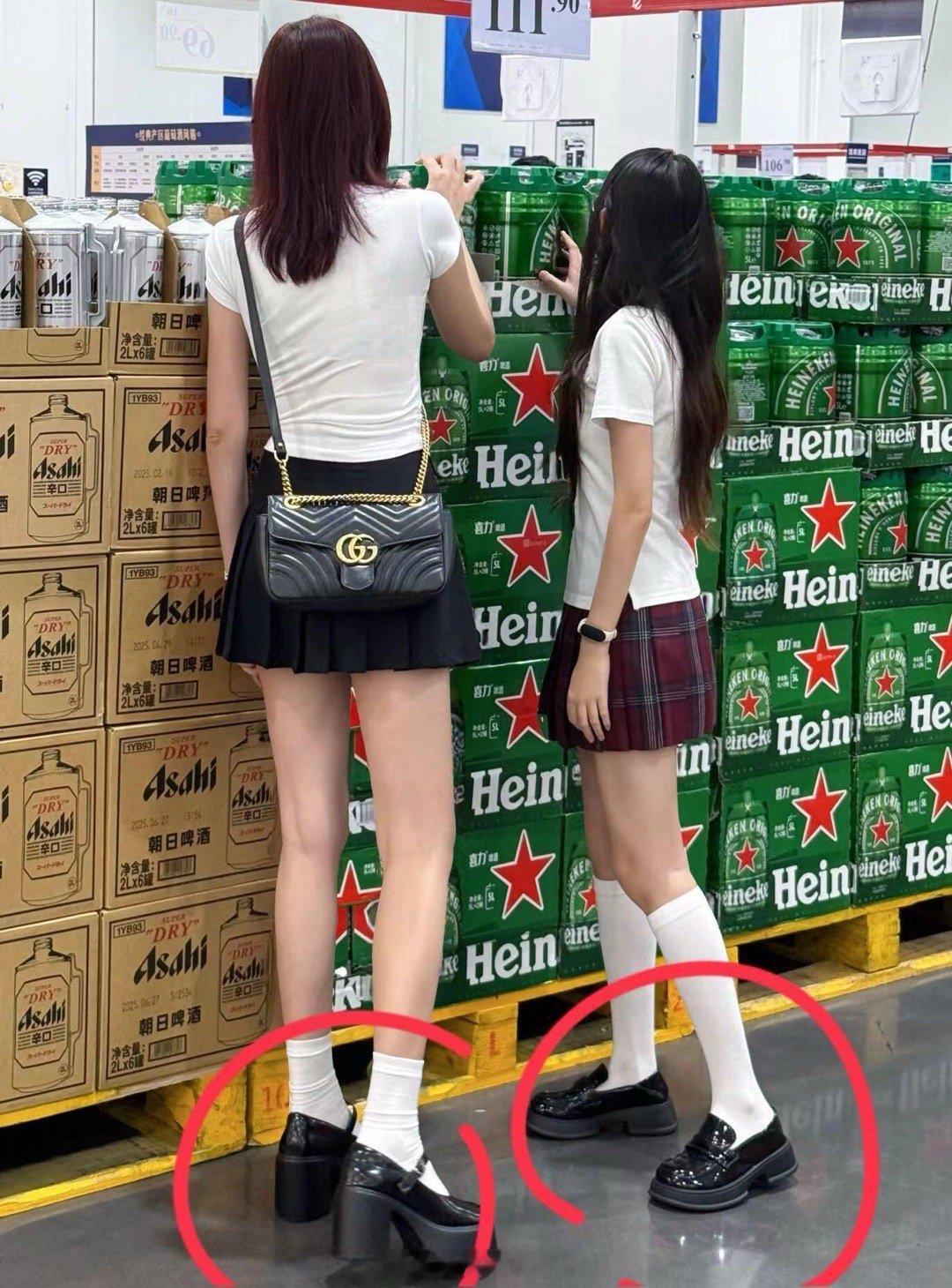 Vocal！她俩鞋子是不是穿反了。。？谁懂啊，我那净身高172的闺蜜偏偏还爱穿高