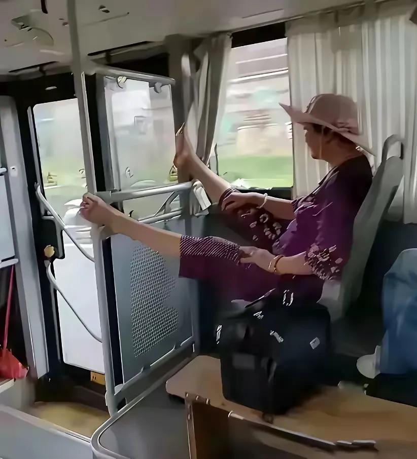 网友:公交上看到的一幕，不知该说什么才好！！！