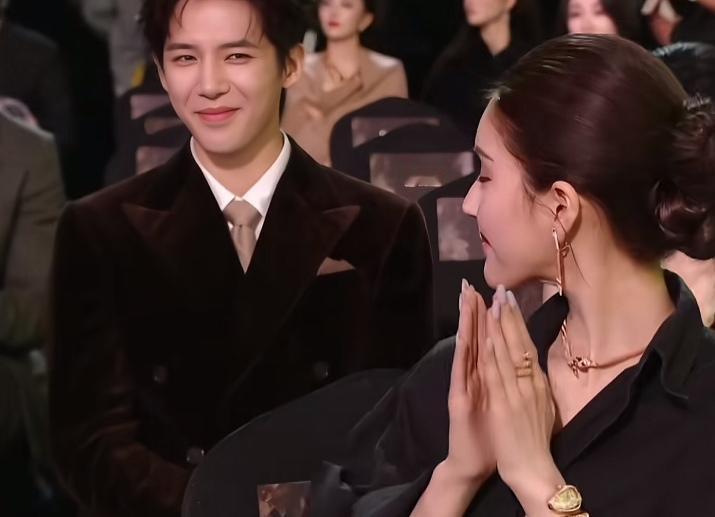 王安宇看赵露思这眼神感觉都要出蜜了🤦‍♀️就那么喜欢她吗😂这赤裸裸的偏爱