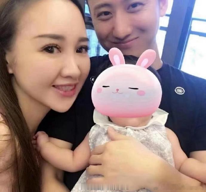 叶珂变化真的挺大。和前夫在一起时，整个人还带着清纯少女感；如今和黄晓明在一起，状