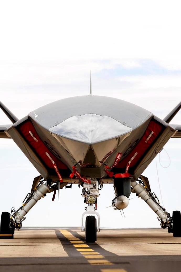 美国空军三年前就拿到了样机，测了半天，最后摆了摆手，说：哥们儿，你这“忠诚僚机”