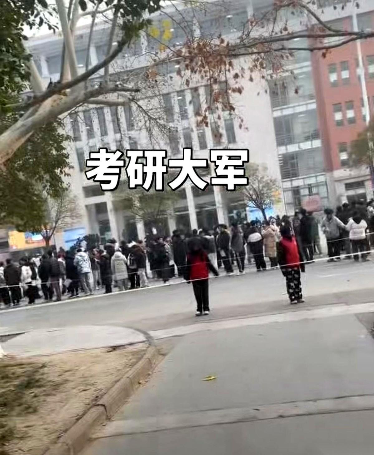 一年没回家了。今天考研，上午考完政治，就给我发了个👌。就这一个手势，比一万