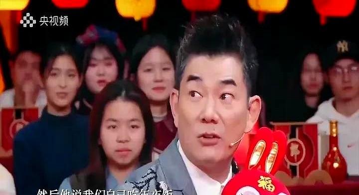 你们敢信吗？当年在春晚上把《对面的女孩看过来》唱得甜进人心坎的任贤齐，下了台