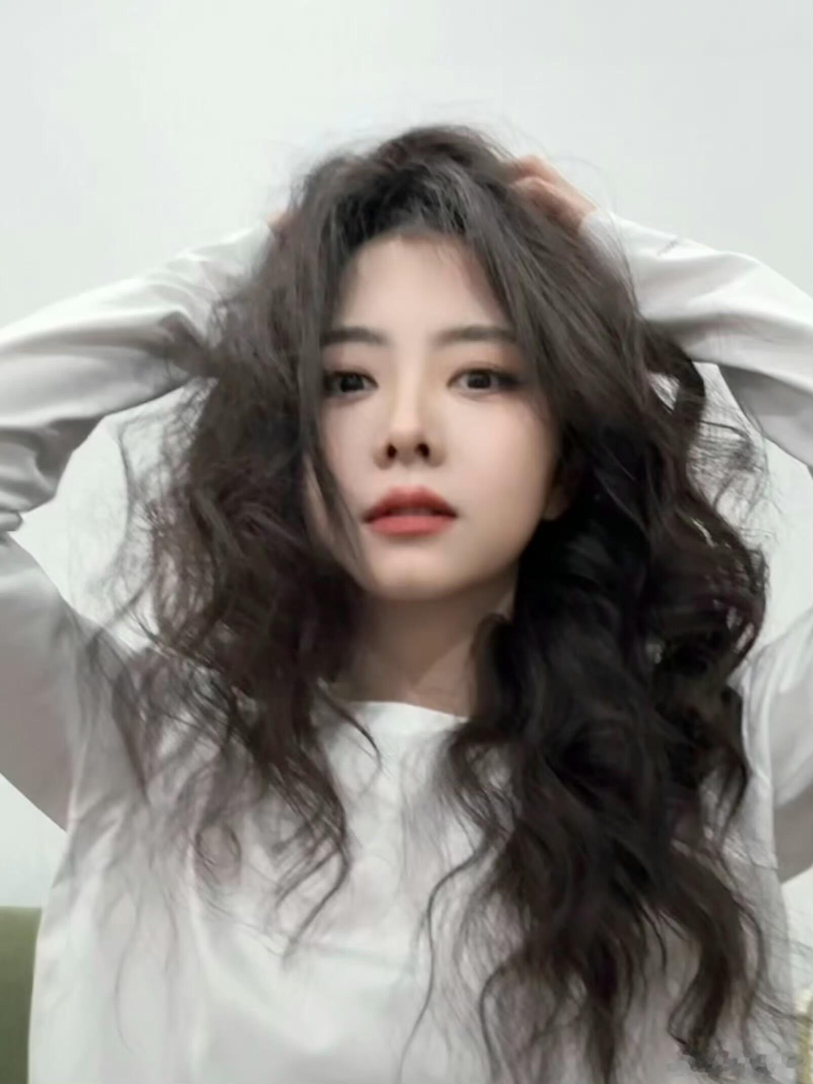 谭松韵美呆了，蓬松的卷发就是元气的开始！