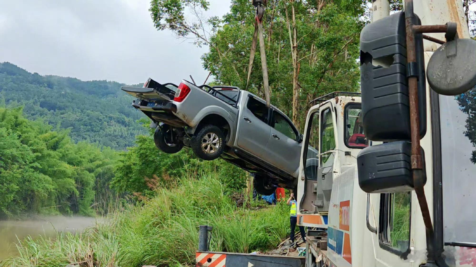 广西车辆坠河致10人遇难广西车辆坠河致10人遇难，是一起典型的农村交通安全悲剧。