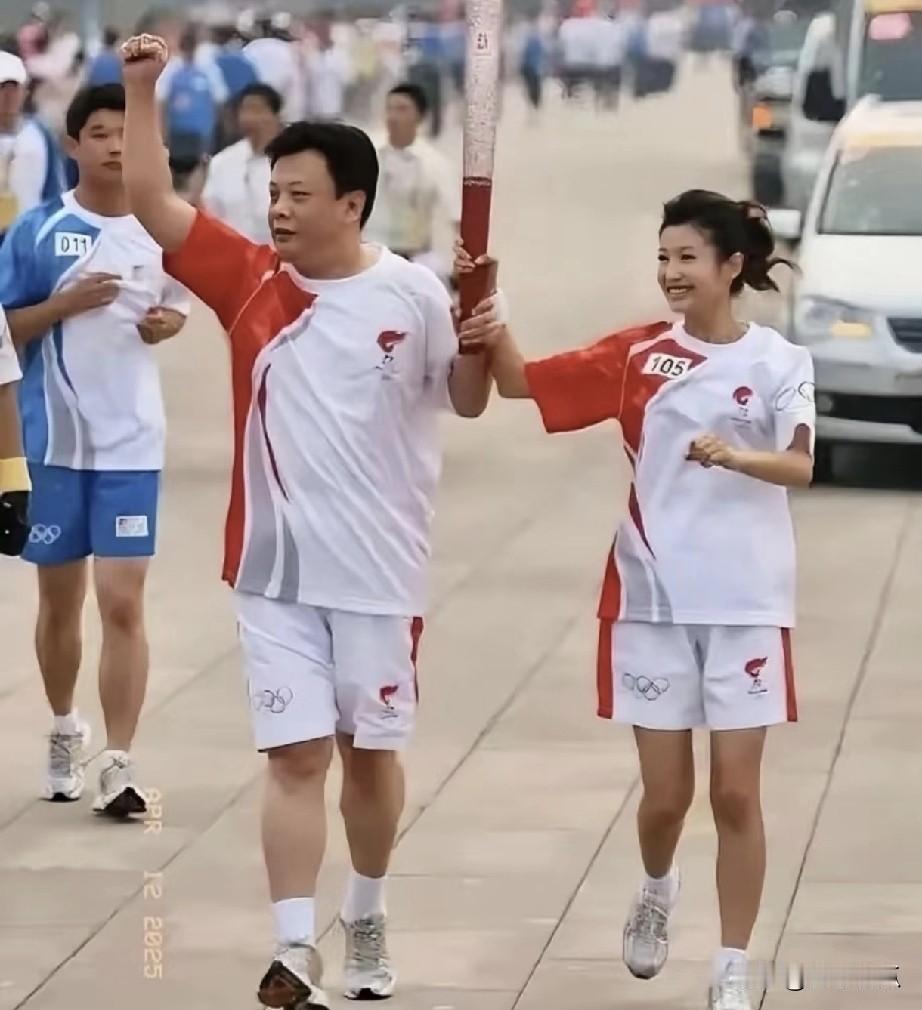 这是曾经的一对夫妻，画面里两人笑容满面，幸福溢于言表。他们便是主持人春妮和她的前