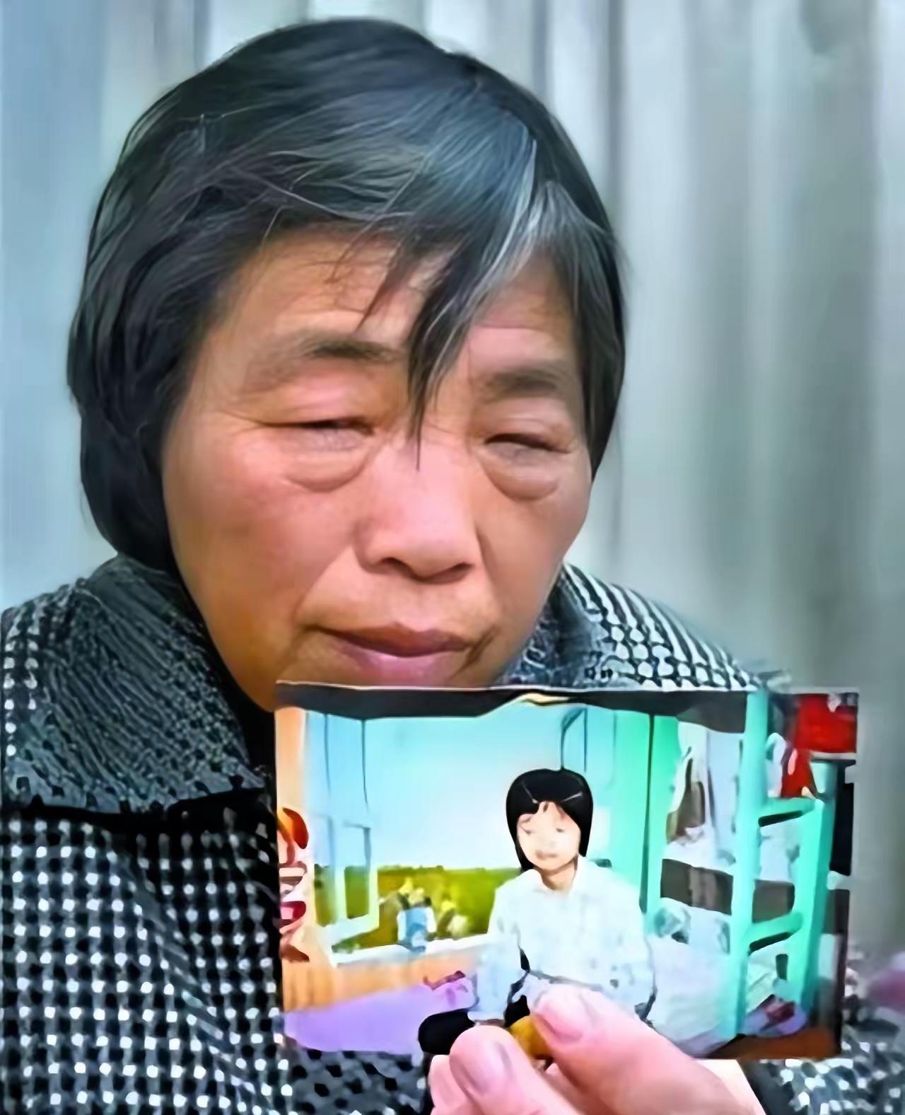 2009年11月26日，上海海事大学的那个清晨，冷得刺骨。保洁阿姨推开研究生