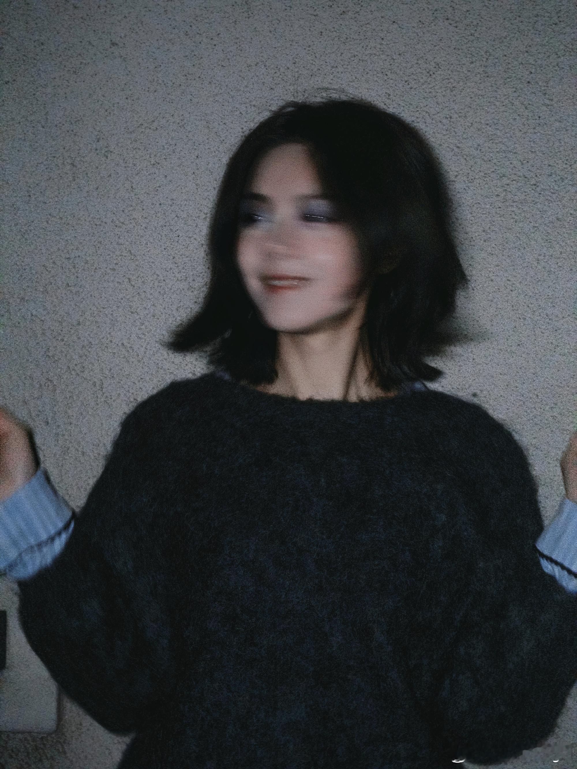 赵今麦手搓烟熏妆麦麦的烟熏妆太绝了，冷艳又带点甜酷感，太美了