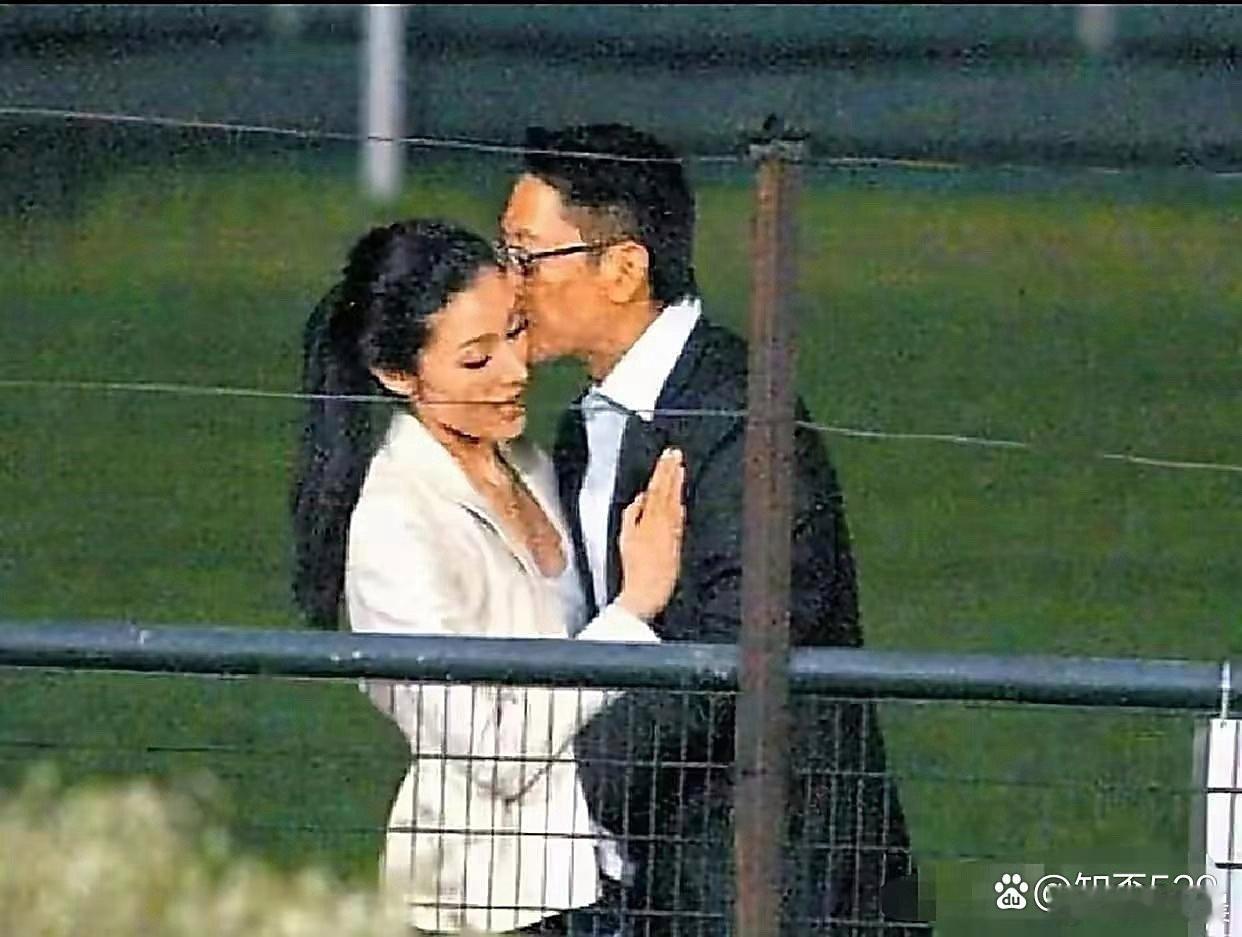 旧照见证真爱！许晋亨与李嘉欣昔日在马场边的深情一吻，曾被质疑只是豪门公子的短暂游