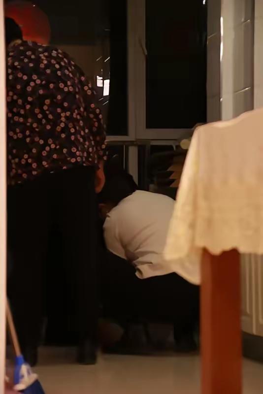 我妈嫌我老公懒，他失业后，我妈直接让我离婚。我带着女儿回娘家，故意跟我妈说我已经