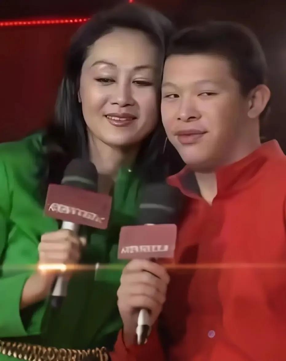王姬今年六十三了，儿子晓飞也三十三。个头早超过了她，力气也更大，可心智还像个孩子