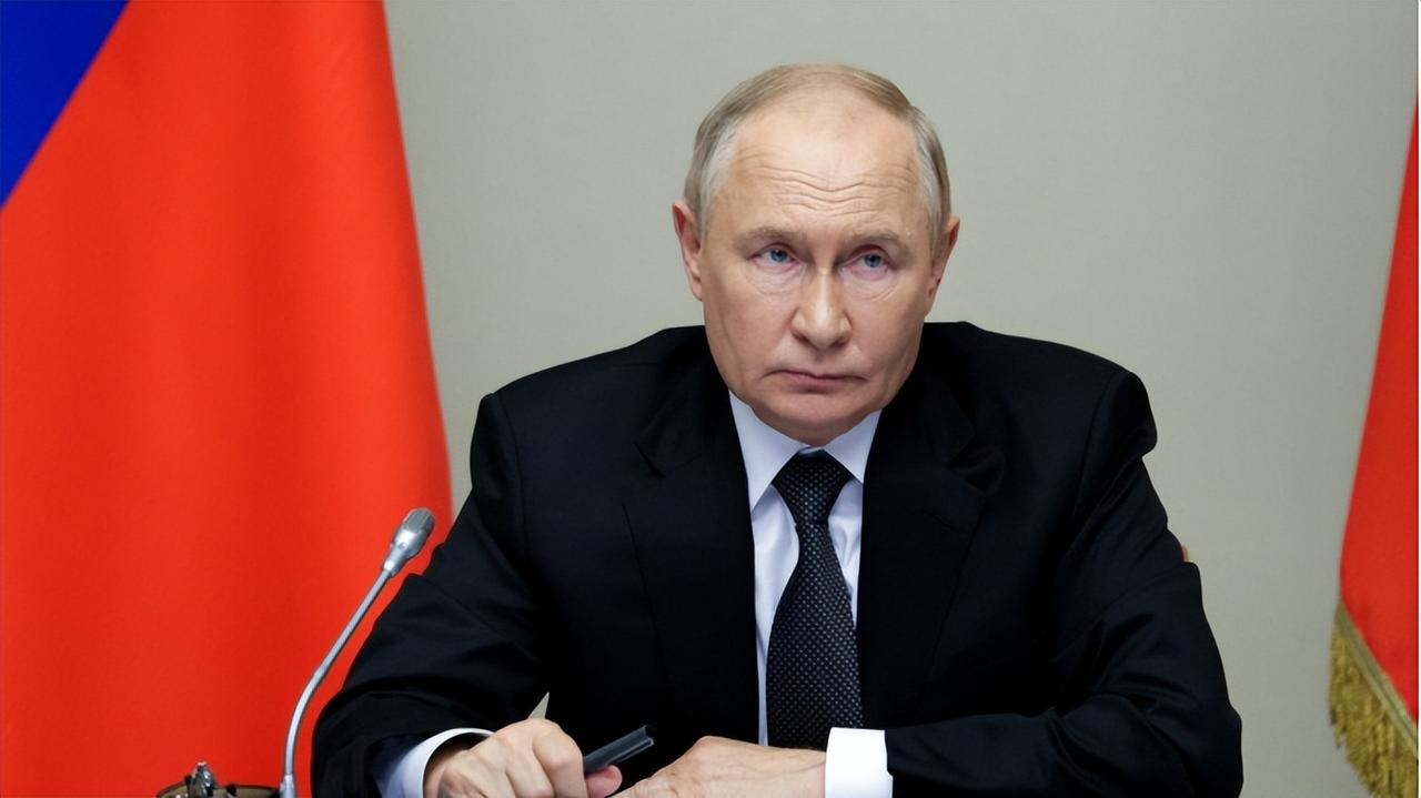 泽连斯基彻底被抛弃了！美乌谈判竟是“投降协议”，限他三个月内下台重选。这背后藏着