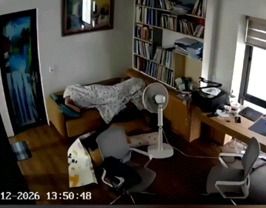 “睡得太死了！”一名年轻小伙在家把空调开到18度，关上房门，躺在沙发上盖好毯子，