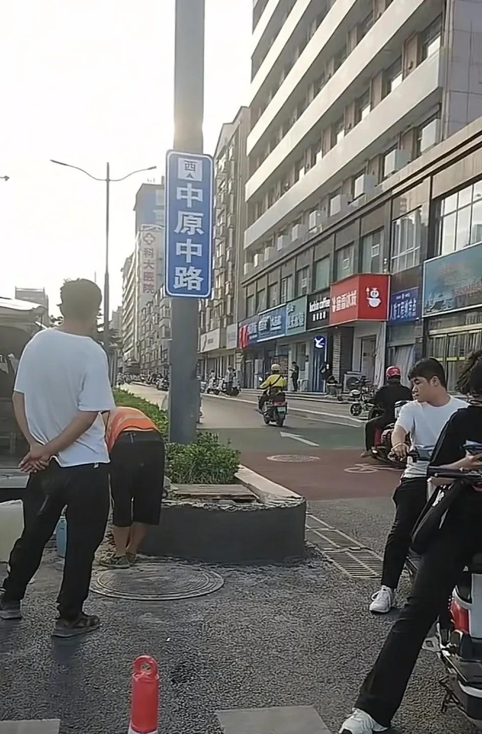 郑州中原中路发生一场车祸，一辆出租车发生单方交通事故，撞到路沿发生翻滚，半个小时