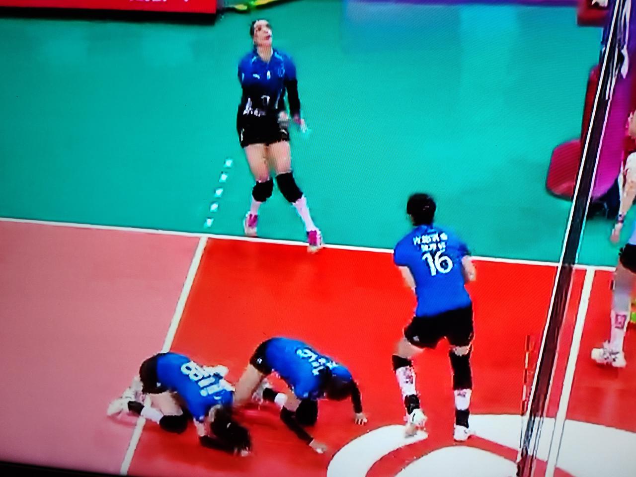 女排排超联赛第十六轮的比赛，上海女排对阵天津女排，比赛第二局许晓婷与高意相撞，高