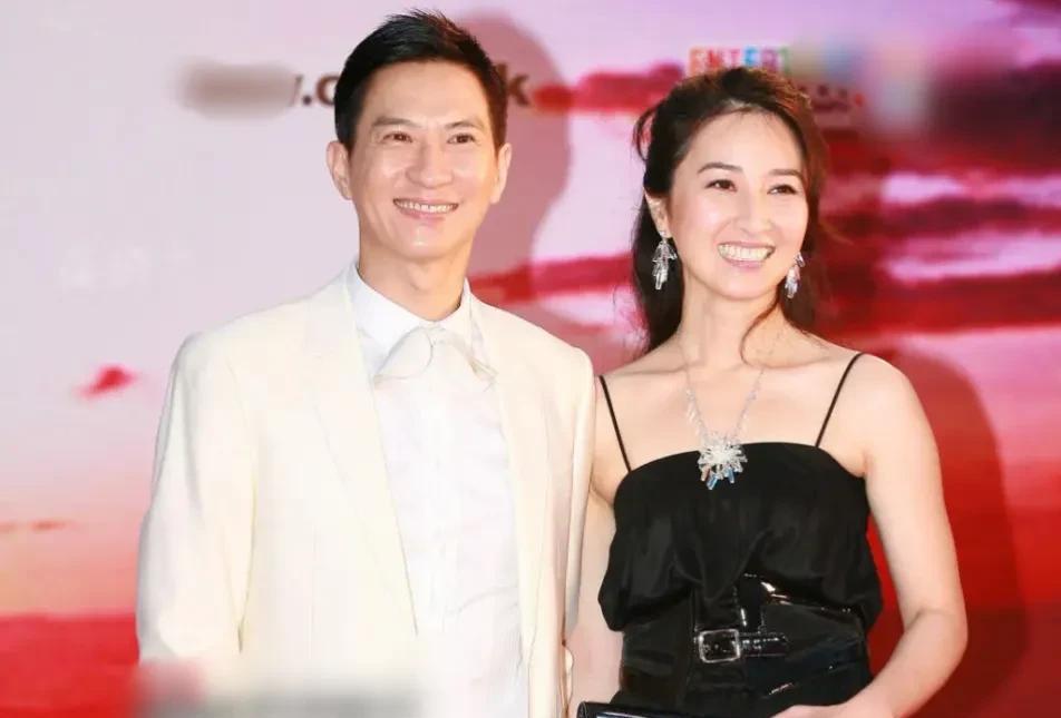 张家辉说:“当年娶到港剧天后关咏荷时，全香港都在笑我癞蛤蟆想吃天鹅肉。报纸标题