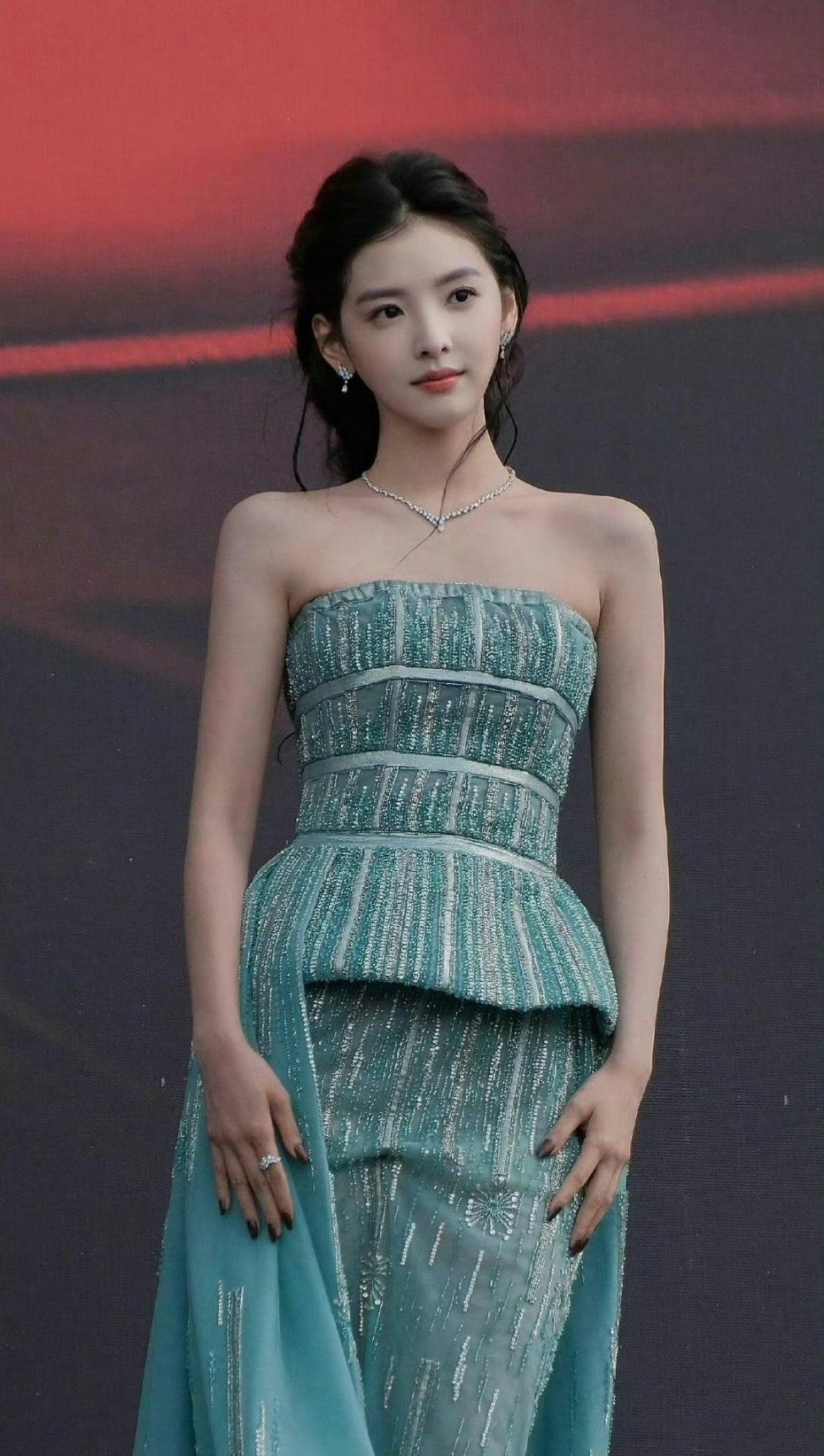 章若楠完全是按照人类的视觉爽点在长的