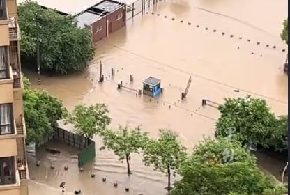 湖北荆州现历史暴雨极值，为保障安全当地官宣“五停！”受极端强降雨影响，为确保