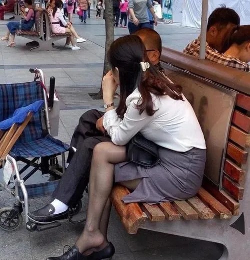 这种鞋穿着不会闷脚吗？黑丝袜也不吸汗，一出汗脚在鞋里都打滑