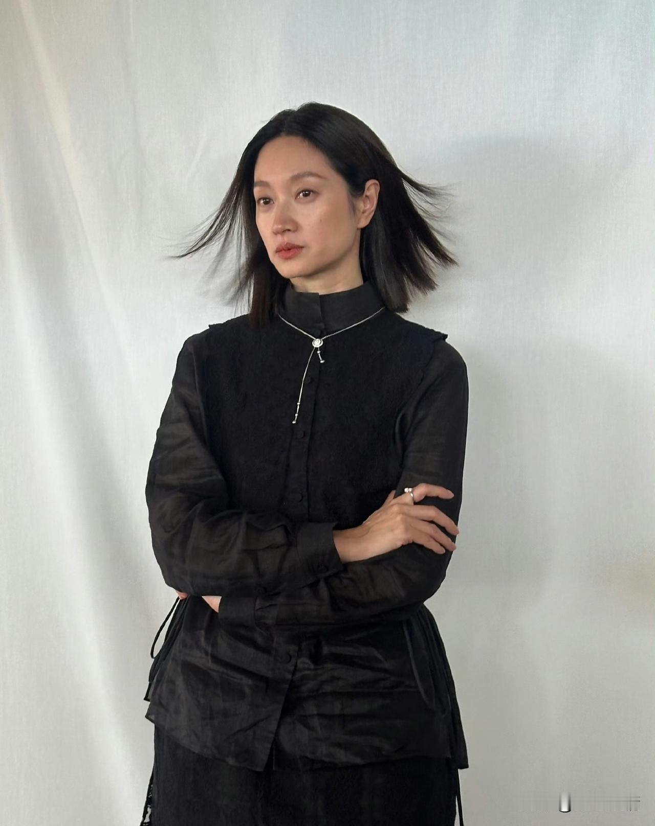 朱亚文老婆沈佳妮这几张未施粉黛的照片，美得像一帧自带柔光的电影画面。没有浓妆的修