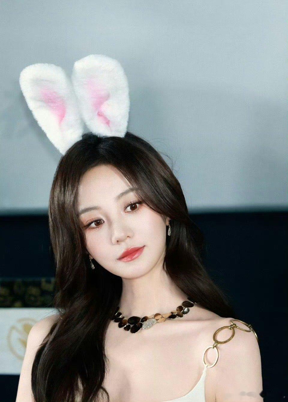 胡意旋这个腰胡意旋的腰是来统一审美标准的吧！白裙加身，腰线清晰如刻，那纤细又富