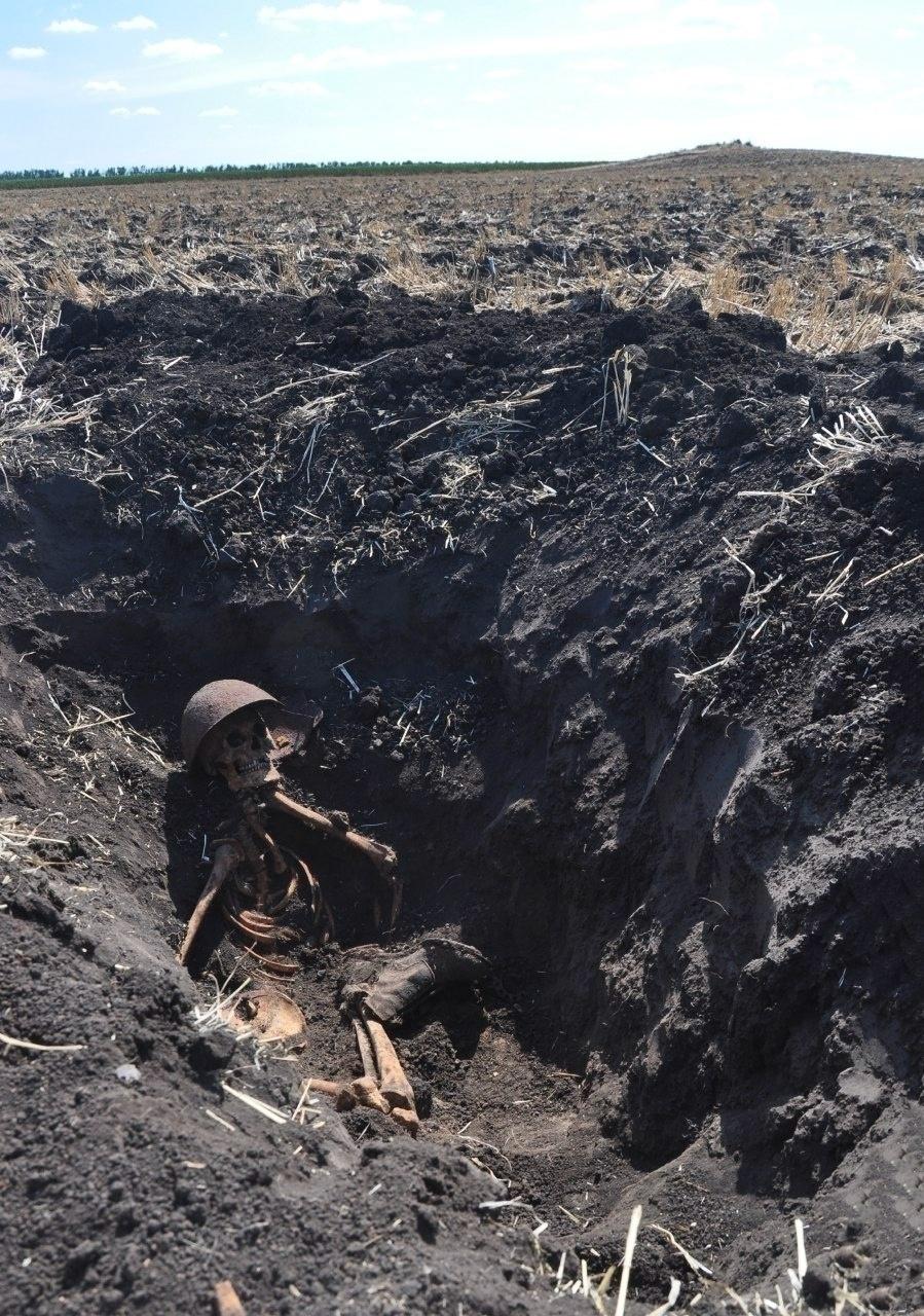 乌克兰各地随处可见未安葬的军人遗骸，当地居民全都知情分享两组对比照片，反差看得