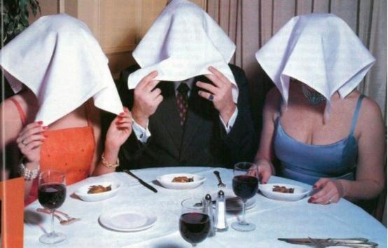 法国人为何明知羞耻却还是要吃圃鹀？1995年除夕，法国前总统弗朗索瓦·密特朗头顶