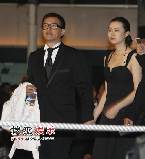 图一张延前夫身旁那女子乍看之下还以为是张延，细看不是，她更有女人味一些，而张延脸