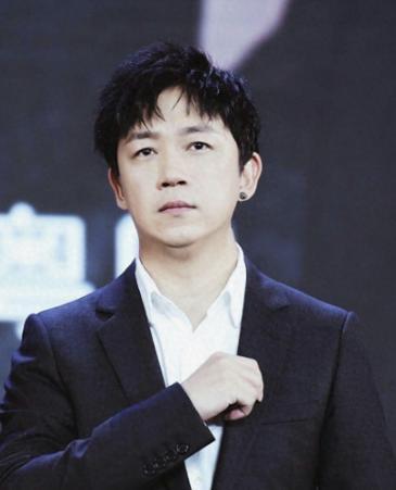 原来潘粤明早就再婚了，妻子小他10岁，心胸大不与董洁纠缠，经历过一段破碎婚姻之后