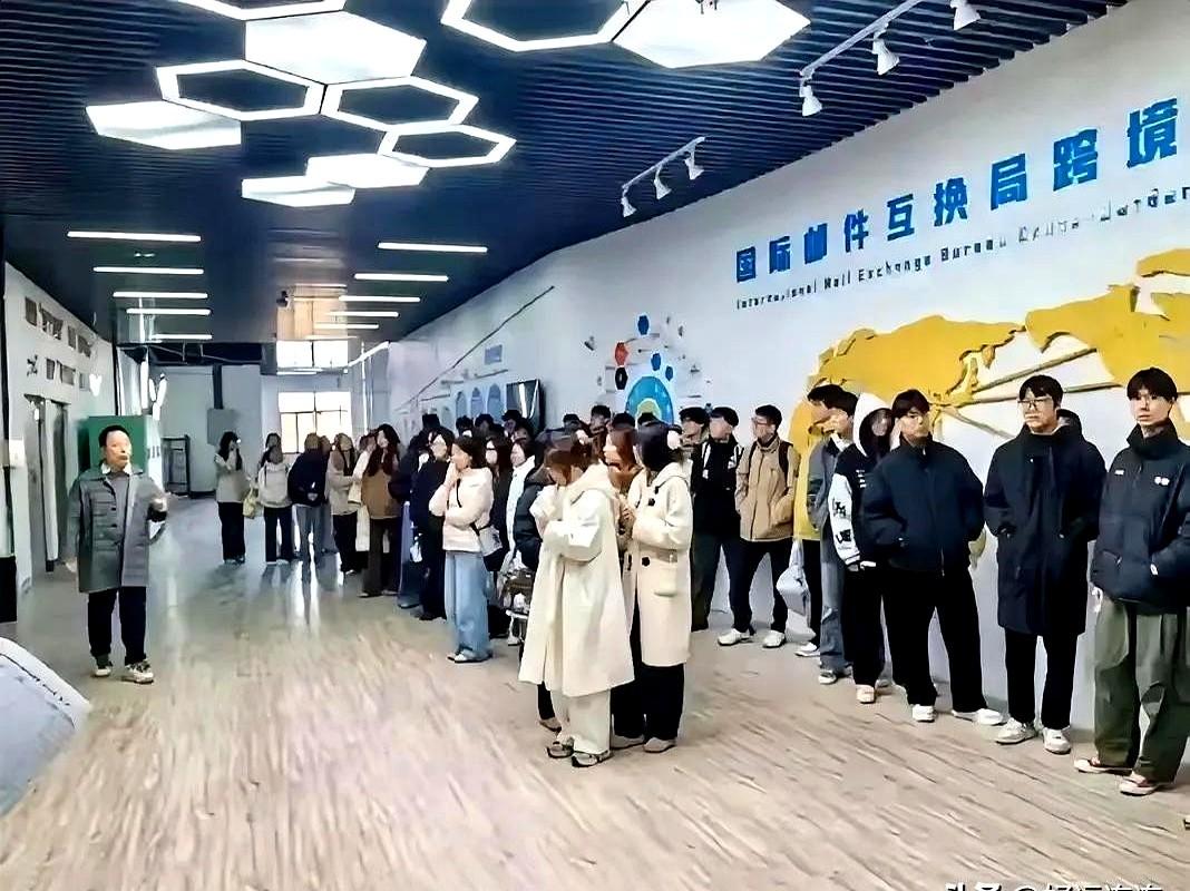 终于有大学生敢提出质疑了：明明大四一整年都在外实习，凭什么要交全额学费？人不在学