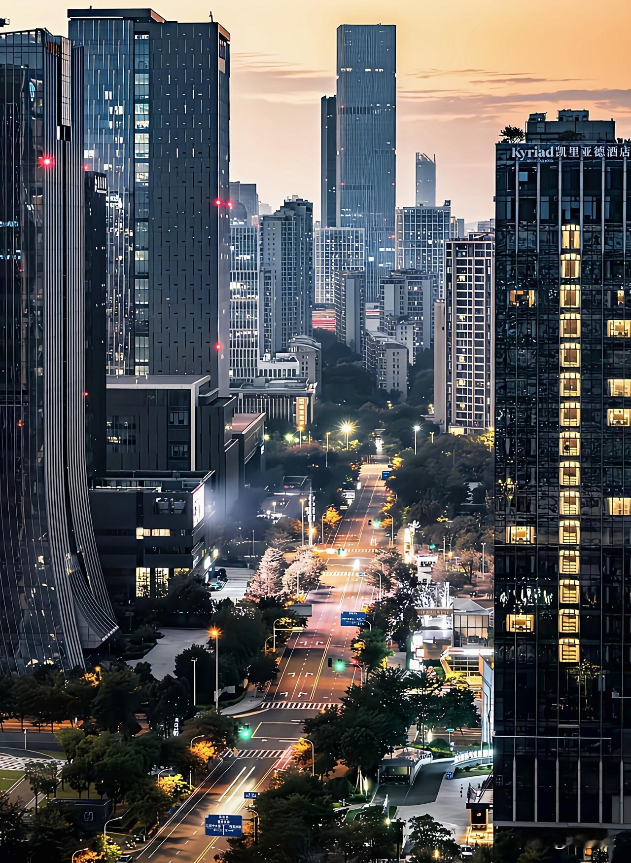 一起来感受一下福州市区的压迫感，是不是给人一种高级感满满的视觉。福州是稳坐福建