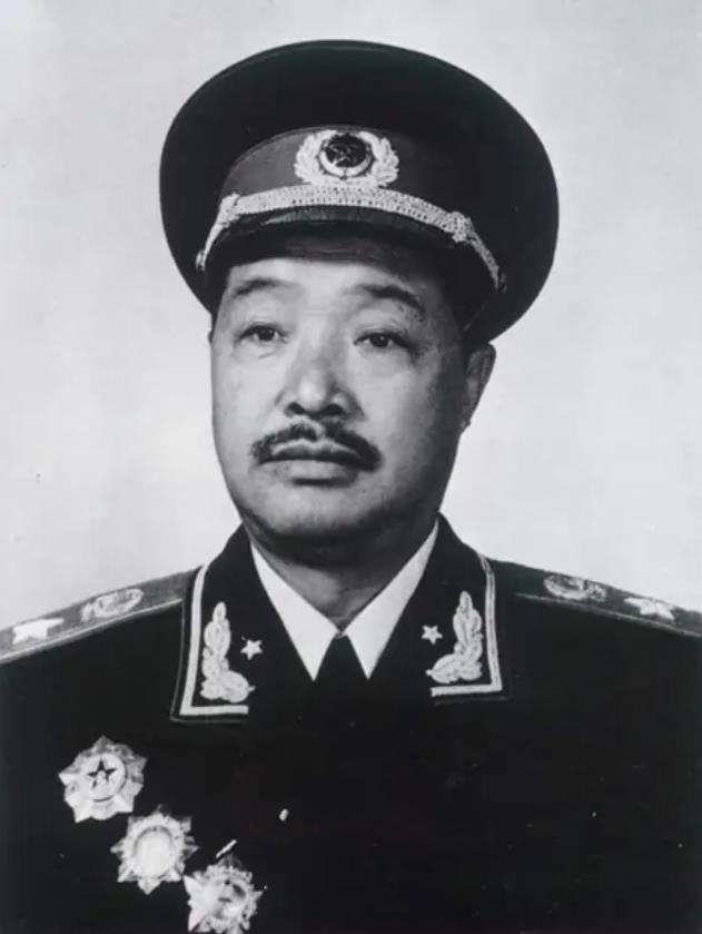贺龙把手里的指挥权往前一递，说：“让肖克他们来，我跟着走。”没人逼他，他明明是主