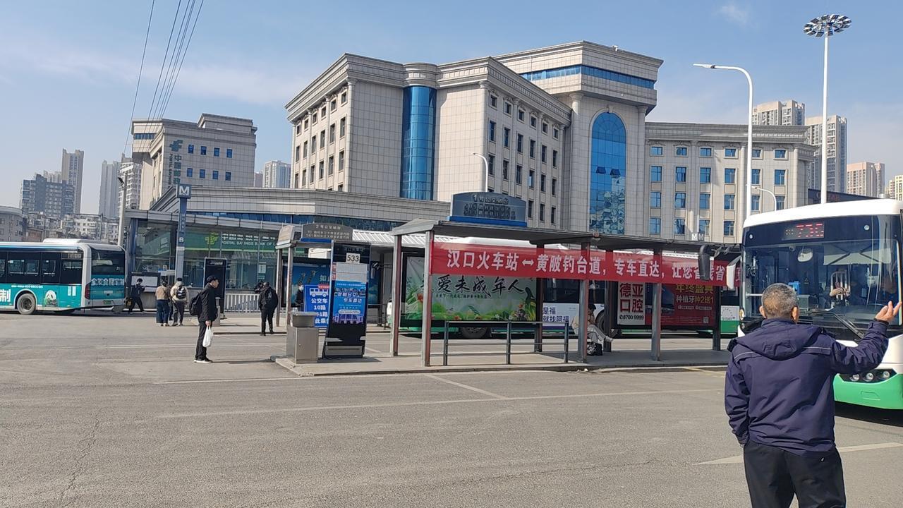 近日，武汉公交开通了汉口火车站至黄陂前川客运中心的定制公交，走发展大道和岱黄高速