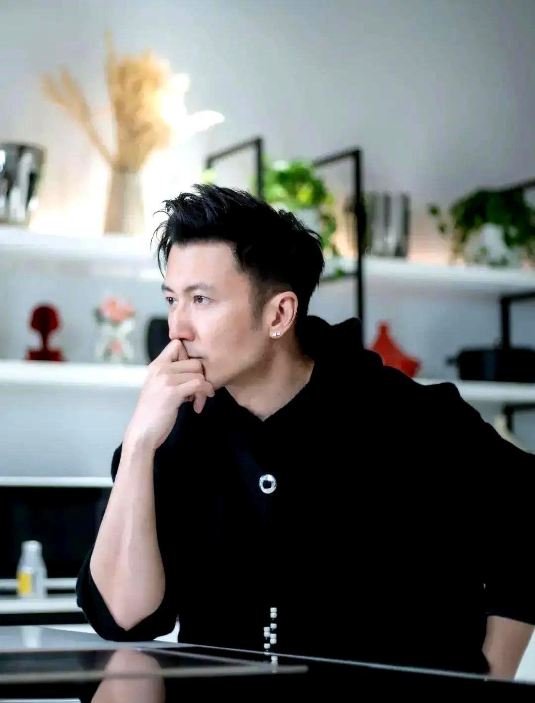 夜半三更，王菲公寓灯火亮了，谢霆锋！不是谁都能熟门熟路，直奔她卧室的。第二天