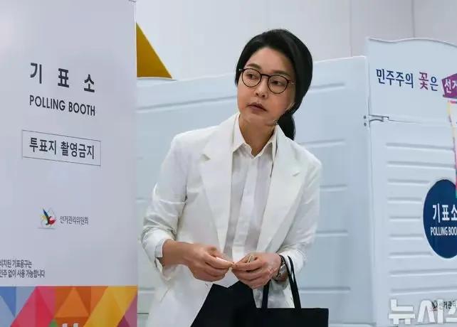 迷茫的眼神，道出了第一夫人的心酸和无奈，金建希还是棋差一招这位曾经的第一夫人，