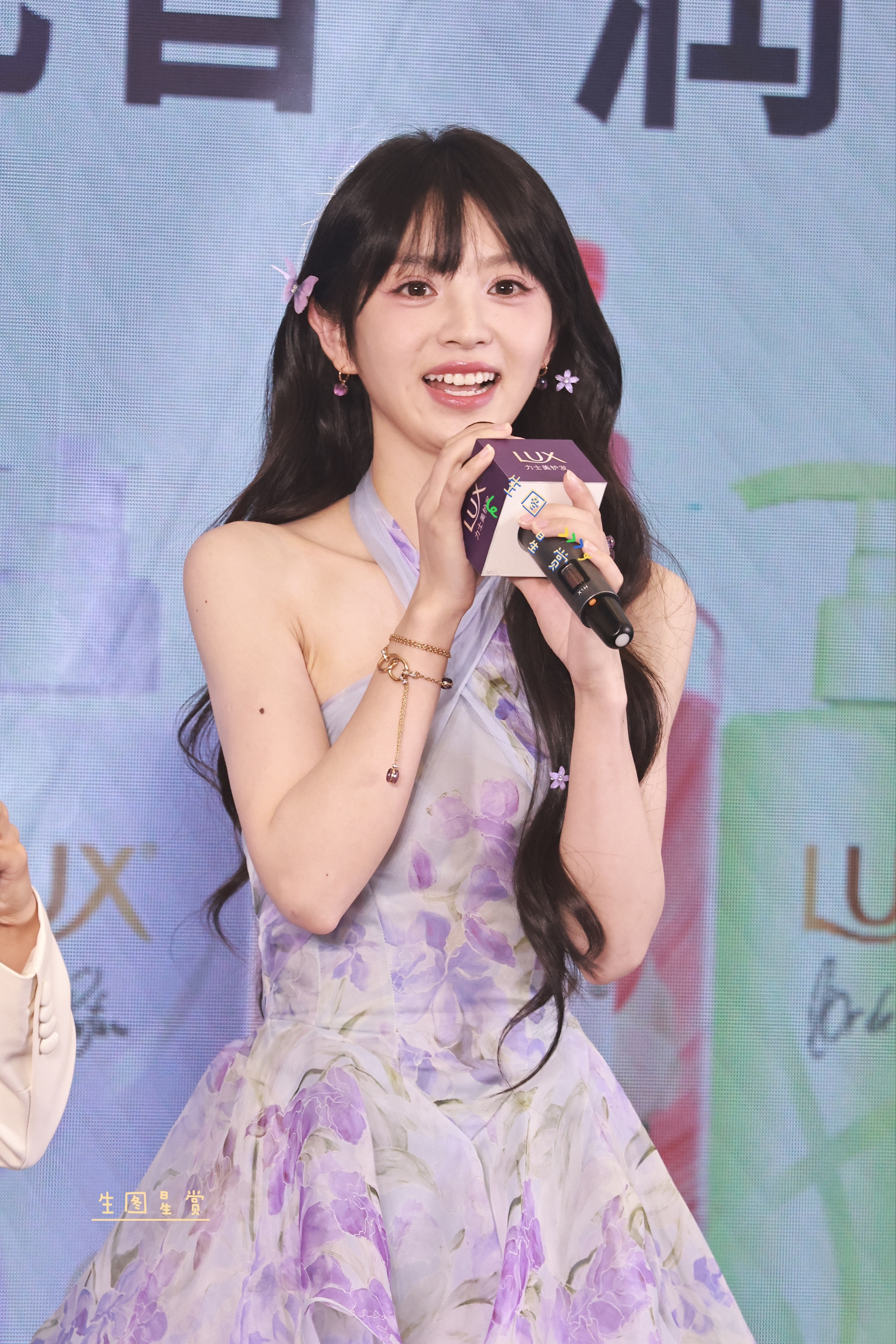 田曦薇海口站台生图，花仙子小田美美美🧚‍♀️田曦薇紫色挂脖长裙田曦